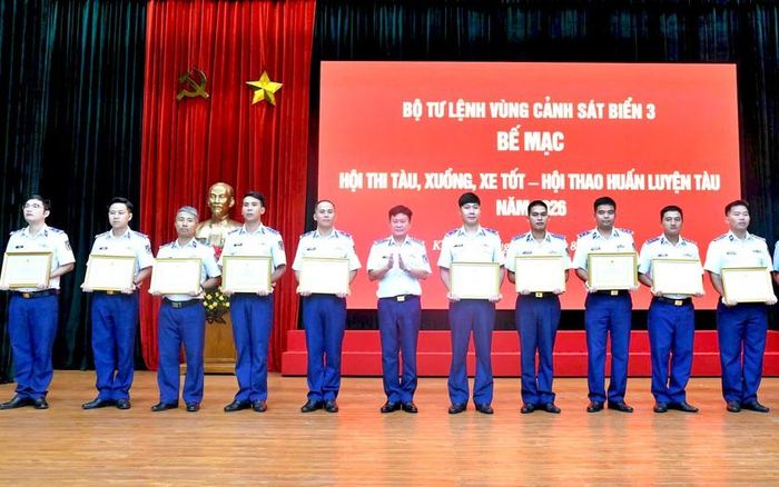Đại tá Cao Vũ Long trao thưởng cho các tập thể, cá nhân đặt thành tích tốt trong tham gia Hội thi tàu, xuồng, xe tốt - Hội thao huấn luyện tàu năm 2026.