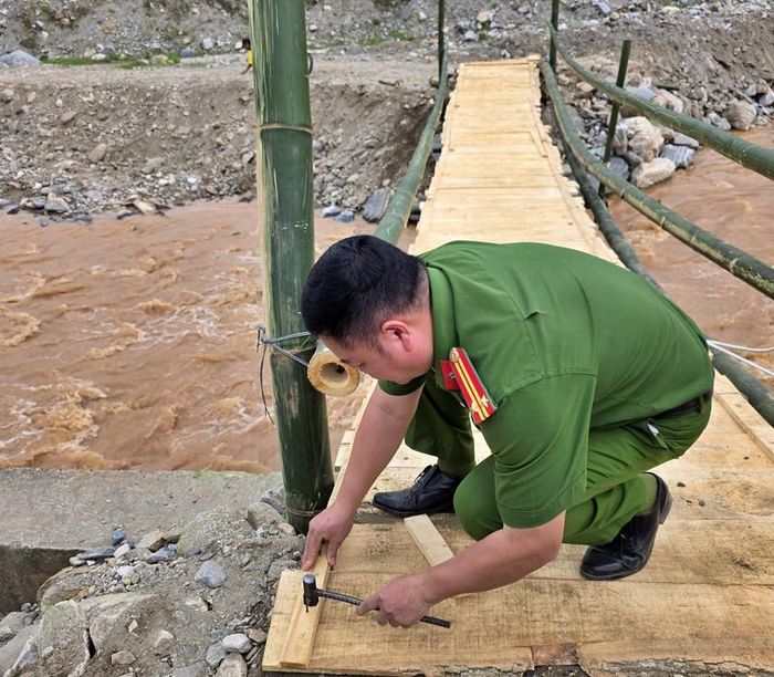 Cầu tạm bắc qua suối Nà Lặc giúp nhân dân và học sinh đi lại thuận tiện và an toàn. Ảnh: Quỳnh Trang