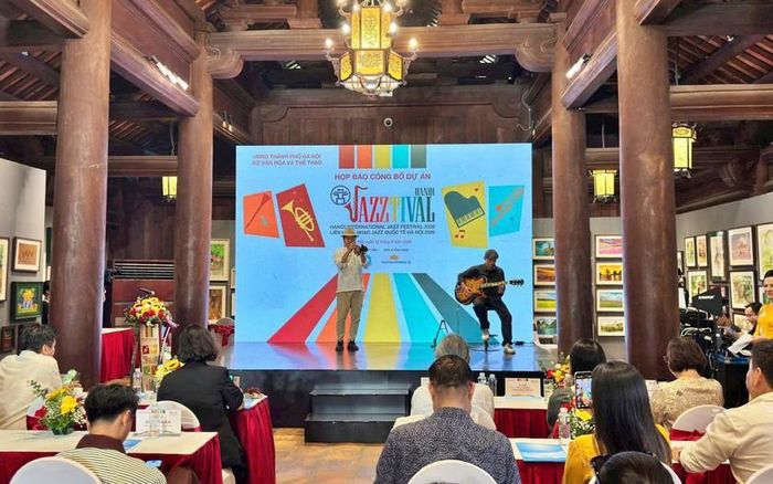Các nghệ sĩ nhạc Jazz trình diễn hưởng ứng tại buổi họp báo.