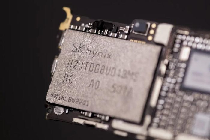 Theo các nguồn tin, Apple hiện đang có khoảng 1 tỷ đô la Mỹ "giá trị tấm vi xử lý đang chờ đóng gói" trong bối cảnh thiếu hụt bộ nhớ kéo dài, gây áp lực lên công ty khi sắp ra mắt iPhone 18. Nguồn ảnh: Getty Images