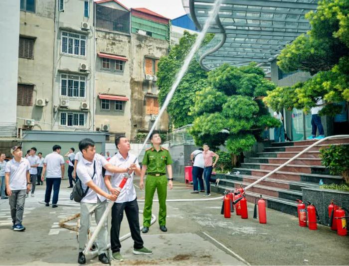Lực lượng phòng cháy chữa cháy cơ sở triển khai đội hình phun nước chữa cháy theo tình huống giả định.