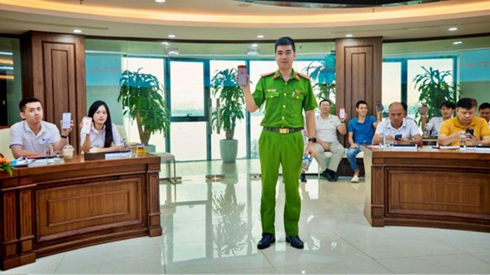 Cán bộ, nhân viên Tòa nhà Kinh Bắc Thăng Long tham gia tuyên truyền và hướng dẫn cài đặt ứng dụng Báo cháy 114.
