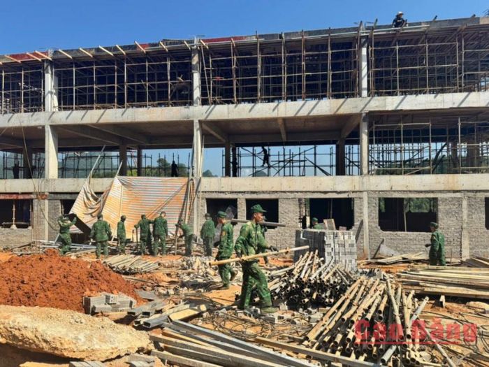 Cán bộ, chiến sĩ Đồn Biên phòng Ngọc Côn tham gia hỗ trợ xây dựng Trường nội trú liên cấp Tiểu học và Trung học cơ sở Đình Phong.