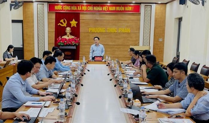 Giám đốc Sở Tài chính Nguyễn Thế Hoàn đề nghị phường Thục Phán tháo gỡ khó khăn trong công tác đất đai, giải phóng mặt bằng.