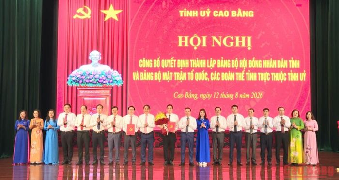 Bí thư Tỉnh ủy Phan Thăng An, Chủ tịch UBND tỉnh Lê Hải Hòa trao quyết định, tặng hoa chúc mừng Ban chấp hành Đảng bộ MTTQ, các đoàn thể tỉnh.