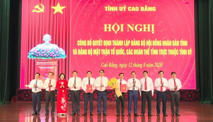 Bí thư Tỉnh ủy Phan Thăng An và Chủ tịch UBND tỉnh Lê Hải Hòa trao quyết định, tặng hoa chúc mừng Ban chấp hành Đảng bộ HĐND tỉnh.