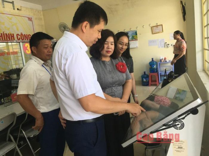 Đoàn kiểm tra công tác giải quyết thủ tục hành chính tại Trung tâm Phục vụ hành chính công xã Thạch An.