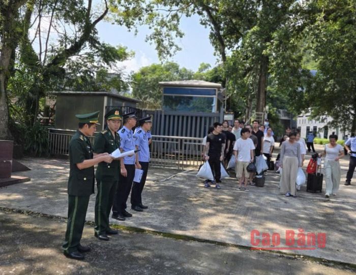 Đồn Biên phòng Pác Bó tiếp nhận công dân Việt Nam xuất, nhập cảnh trái phép do Đại đội Quản lý biên giới Nà Po (Trung Quốc) trao trả tại Trạm Biên phòng Cửa khẩu Sóc Giang.