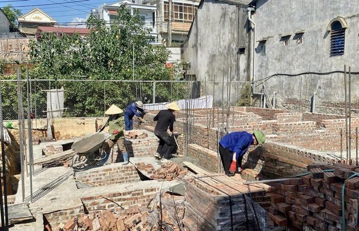 Các đơn vị sử dụng lao động cần quan tâm, giúp đỡ người lao động có cơ hội học tập, thích ứng và không bị bỏ lại khi nghề nghiệp thay đổi.