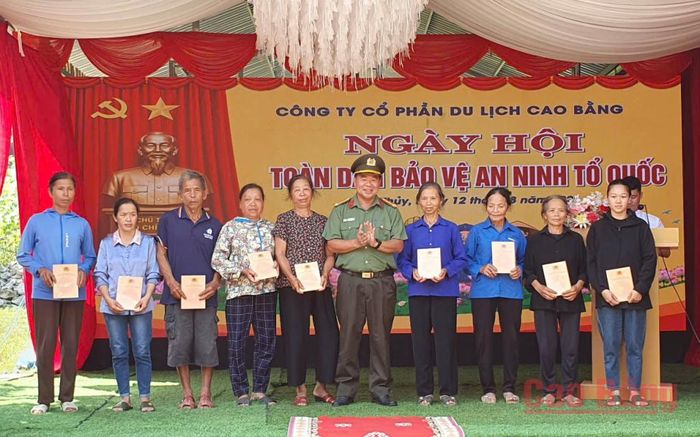 Đại diện lãnh đạo Công an tỉnh tặng quà các gia đình hoàn cảnh khó khăn trên địa bàn xã Đàm Thủy.