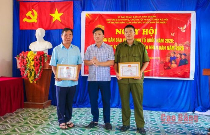 Lãnh đạo xã Nam Quang tặng giấy khen 2 tập thể có thành tích nổi bật trong thực hiện phong trào Toàn dân bảo vệ an ninh Tổ quốc.