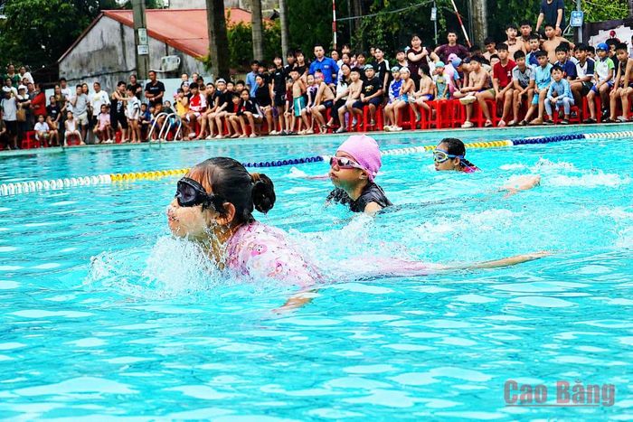 Thiếu nhi phường Thục Phán tham gia Giải bơi “Kình ngư nhí” năm 2026, góp phần rèn luyện thể chất và kỹ năng phòng, chống đuối nước.