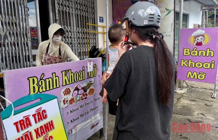 Bánh khoai mỡ được chế biến và bán trực tiếp tại quầy, thu hút thực khách vào mỗi buổi chiều.