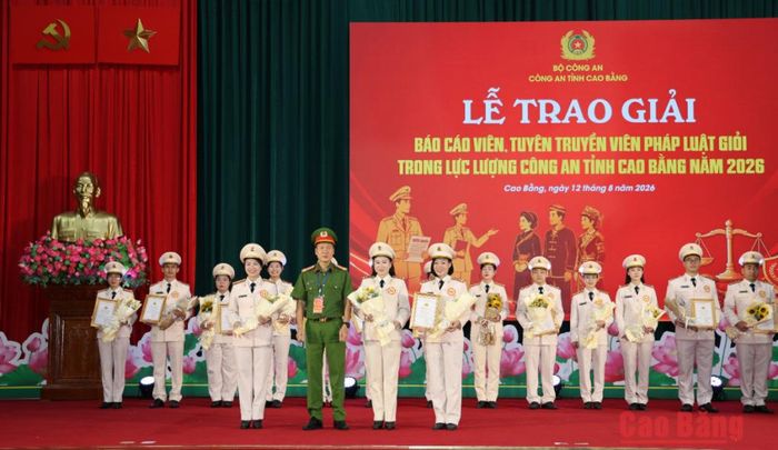 Đại tá Đoàn Hồng Hiệu, Phó Giám đốc Công an tỉnh trao giải nhất cho đội thi Phòng Công tác chính trị.