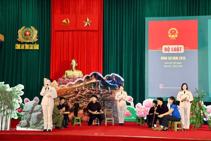 Đội thi Phòng Công tác chính trị, Công an tỉnh trong phần thi thuyết trình tại hội thi.
