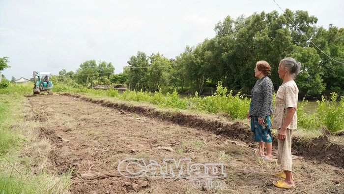 Người dân ấp Tân Phú, Xã Trần Phán phấn khởi khi thấy vật tư, máy móc được tập kết về để làm đường.