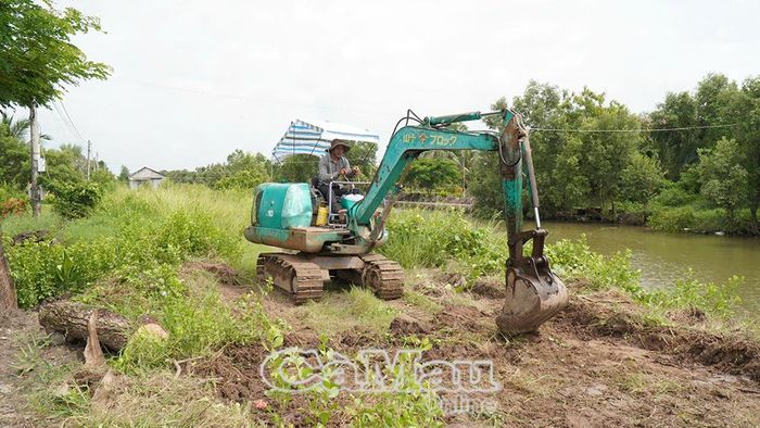 Cơ giới được huy động để tiến hành san lấp mặt bằng, nhanh chóng định hình tuyến lộ mới.