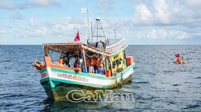 Cán bộ, chiến sĩ CSB tiếp cận tàu cá hoạt động gần đảo Hòn Chuối để kiểm tra việc chấp hành các quy định về chống khai thác IUU.