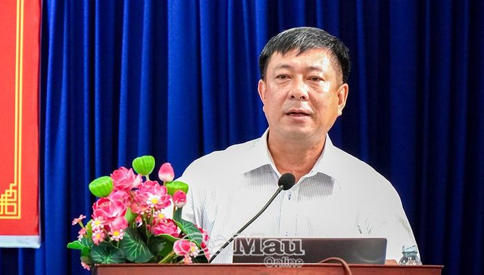 Phó Hiệu trưởng Trường Chính trị tỉnh Phạm Thanh Tâm báo cáo chuyên đề tại hội nghị.