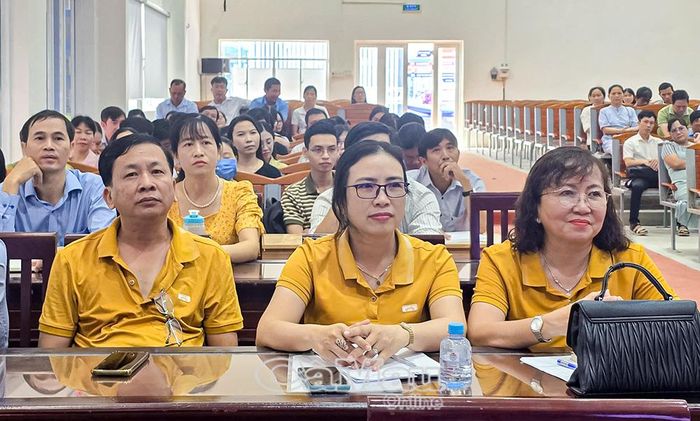 Cán bộ, nhà giáo tham dự tại điểm cầu Trường Đại học Bạc Liêu.
