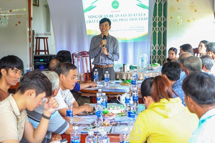 Thành viên các Hợp tác xã Khánh Minh, Chuyển đổi số và Đất Mới tham gia lớp tập huấn.