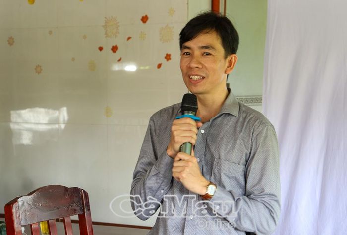 Thạc sĩ Võ Hoàng Duy, Trường Chính sách công và Phát triển nông thôn, truyền đạt kiến thức tại lớp tập huấn.