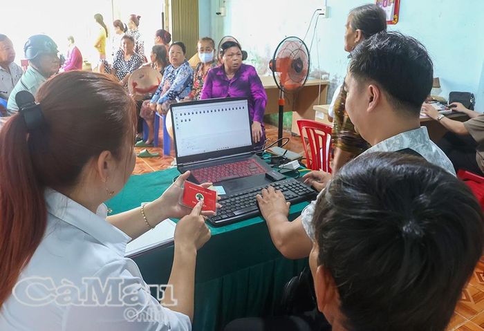 Ðội ngũ cán bộ cơ sở tiên phong, nhiệt huyết, phát huy vai trò cầu nối đưa công nghệ số đến gần hơn với người dân.