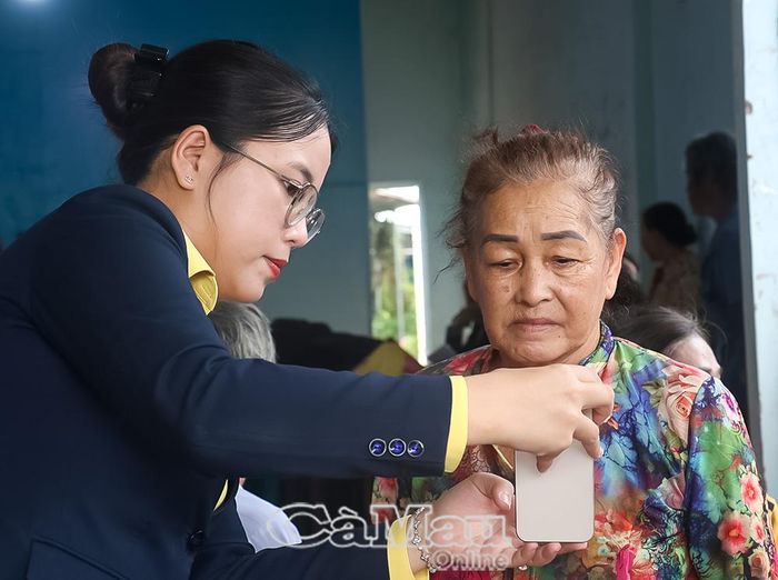 Tiến trình xây dựng mô hình “Ấp số kiểu mẫu” tại xã Gành Hào có sự đồng hành của các doanh nghiệp viễn thông và tài chính - ngân hàng. (Trong ảnh: Nhân viên Ngân hàng Nam Á hỗ trợ người dân mở tài khoản miễn phí).