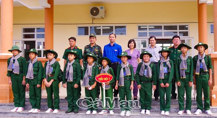 Các đại biểu chụp ảnh lưu niệm cùng các “chiến sĩ nhí” tham gia Chương trình “Học kỳ trong quân đội” năm 2026.