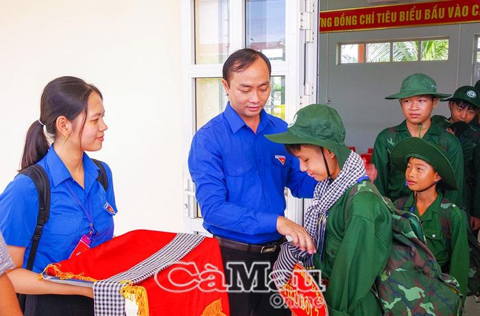  Đồng chí Phạm Tuấn Tài, Phó Chủ tịch Uỷ ban MTTQ Việt Nam tỉnh Cà Mau, Bí thư Tỉnh đoàn, tặng khăn rằn cho các “chiến sĩ nhí” tham gia chương trình.