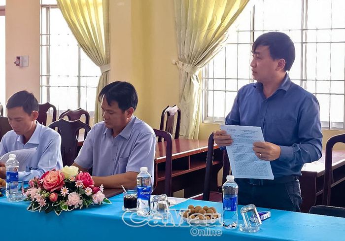 Ông Bùi Minh Tiến, Phó Trưởng phòng Thương mại (Sở Công Thương), đề nghị địa phương bổ sung số liệu để làm rõ đóng góp của ngành thương mại - dịch vụ vào tăng trưởng kinh tế.