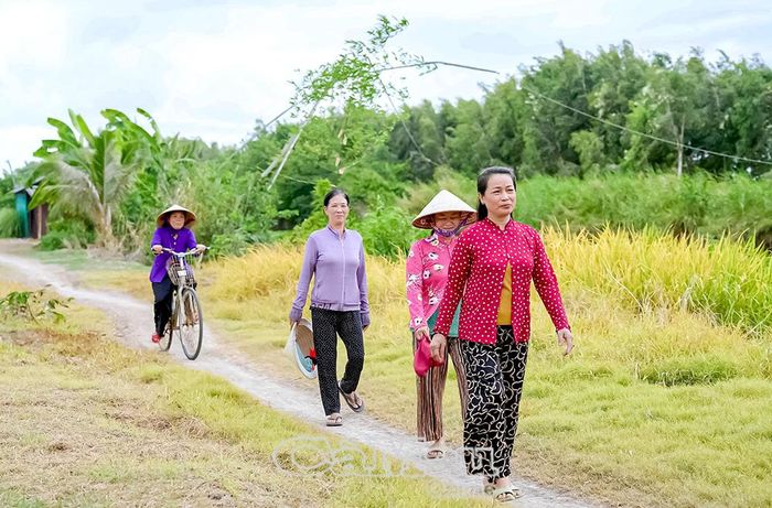 Người dân tuyến bờ Đông Kênh Đê Trong mong chờ có con đường kiên cố để đi lại, vận chuyển hàng hoá thuận lợi.