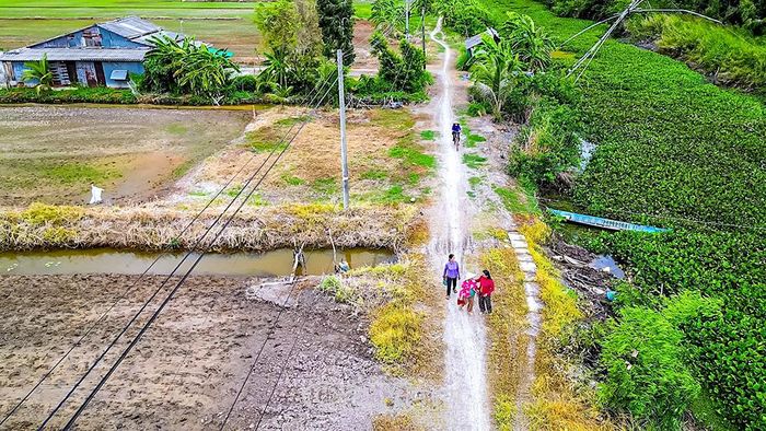 Xã Khánh Hưng đã đề xuất cấp có thẩm quyền bố trí nguồn vốn đầu tư đường bê-tông tuyến bờ Đông kênh Đê Trong. Khi được phân bổ vốn, xã sẽ triển khai thi công trong thời gian sớm nhất.