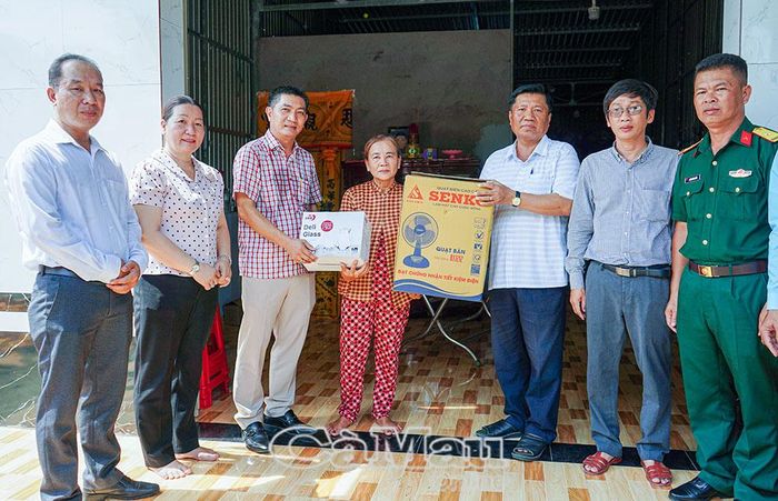 Dịp này, Phó Chủ tịch Uỷ ban MTTQ Việt Nam tỉnh Cà Mau Bùi Minh Hải dự lễ bàn giao nhà Đại đoàn kết và tặng quà cho gia đình ông Trần Văn Hận, ấp Nhị Cầm, xã Vĩnh Lộc.