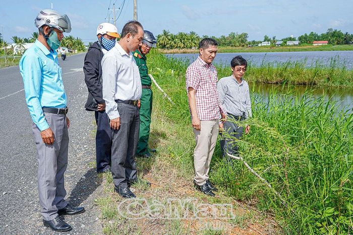 Đoàn công tác kiểm tra việc trồng, chăm sóc cây xanh, giữ gìn vệ sinh môi trường tại xã Vĩnh Lộc.
