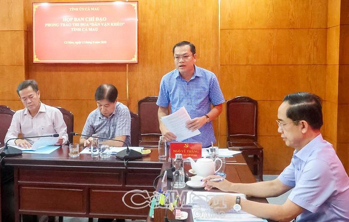 Đồng chí Ngô Vũ Thăng, Phó Chủ tịch UBND tỉnh, Phó Trưởng ban Chỉ đạo, góp ý dự thảo Quy chế hoạt động và nội dung phong trào “Dân vận khéo”.