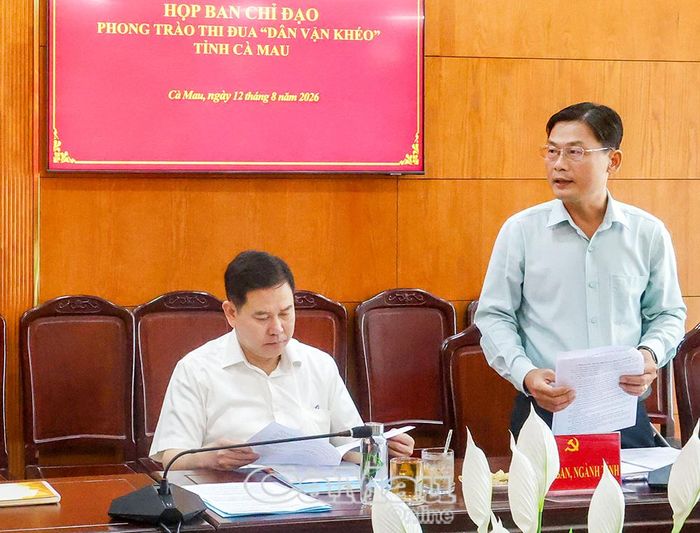 Phó Giám đốc Báo và phát thanh, truyền hình Cà Mau Nguyễn Quốc Danh thảo luận về công tác tuyên truyền phong trào “Dân vận khéo”.