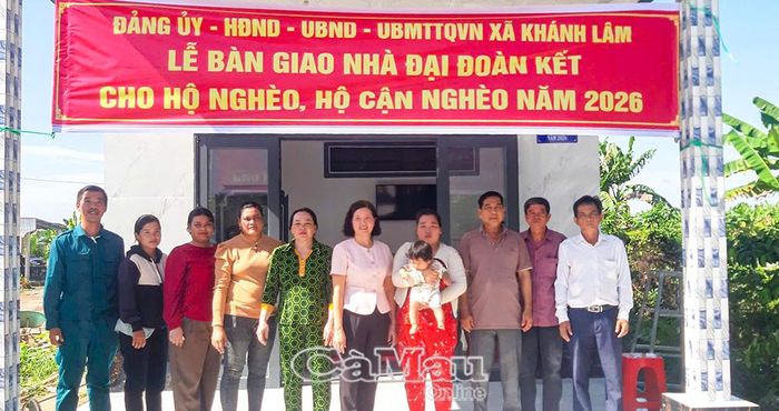 Gia đình ông Thạch Sâm Rách, Ấp 9, phấn khởi trong ngày nhận bàn giao nhà Đại đoàn kết.