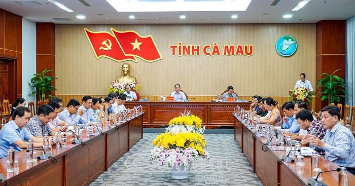 Các đồng chí lãnh đạo tỉnh chủ trì phiên họp tại điểm cầu UBND tỉnh.