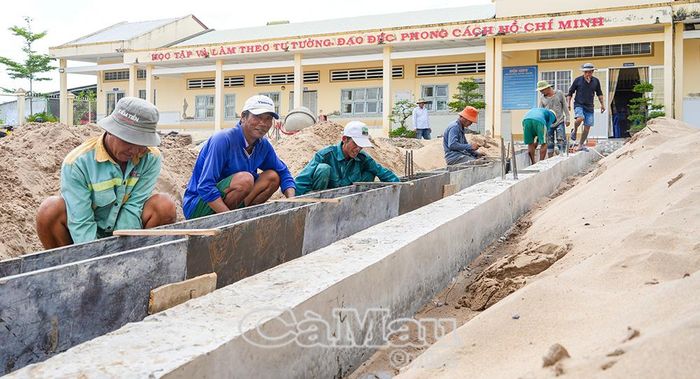 Đơn vị thi công khẩn trương hoàn thiện các hạng mục công trình phụ tại Trường Tiểu học Tân Hưng 2 (xã Tân Hưng)