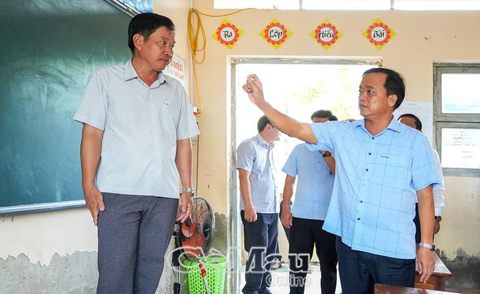 Phó Bí thư Thường trực Tỉnh uỷ Huỳnh Quốc Việt lưu ý Ban Giám hiệu Trường Tiểu học Phú Hưng C (Xã Lương Thế Trân) chuẩn bị tốt thiết bị dạy học phục vụ năm học mới 2026-2027.