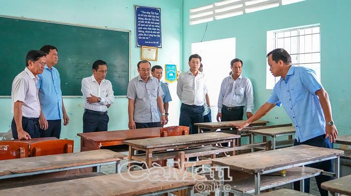 Đoàn công tác kiểm tra bàn ghế học sinh tại Trường THCS Lợi An (Xã Lương Thế Trân).