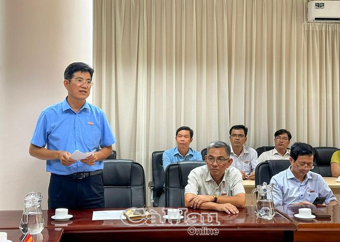 Đồng chí Nguyễn Văn Triều, Phó Giám đốc Thường trực Báo và PTTH thành phố Cần Thơ, trao đổi về mô hình toà soạn hội tụ.