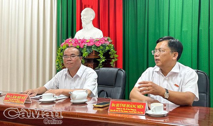 Đồng chí Huỳnh Hoàng Mến, Giám đốc Báo và PTTH thành phố Cần Thơ, phát biểu tại buổi làm việc.