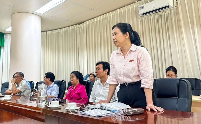 Đồng chí Trần Tuyết Nhung, Phó Chánh Văn phòng Báo và PTTH thành phố Cần Thơ, trao đổi về xây dựng định mức kinh tế - kỹ thuật, đơn giá đặt hàng sản phẩm báo chí.