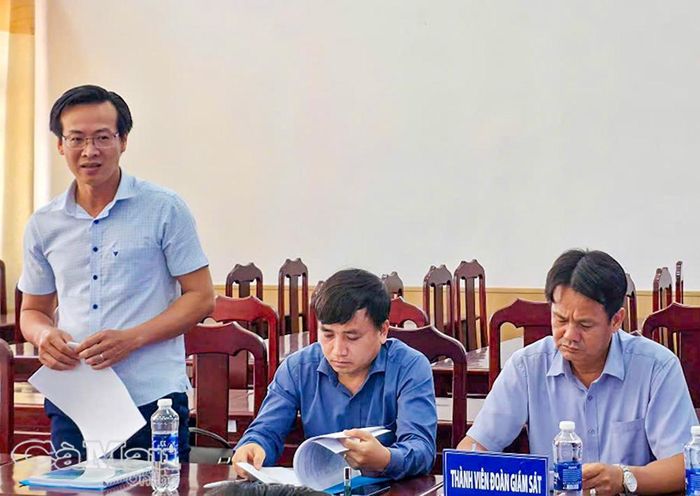  Ông Ngô Thời Nhiệm, Phó Trưởng phòng Quản lý (Sở Văn hoá, Thể thao và Du lịch), đóng góp ý kiến về công tác quản lý, phát triển lĩnh vực văn hoá, thể thao và du lịch trên địa bàn.