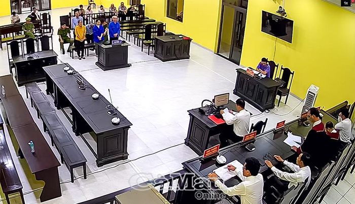 Các bị cáo nghe toà tuyên án.