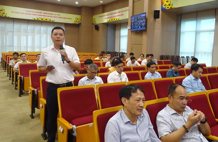Kiểm toán viên đặt câu hỏi trao đổi tại buổi tập huấn. Ảnh: T.THIỆN