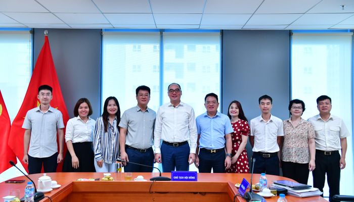 Ban Đề tài và thành viên Hội đồng nghiệm thu chụp ảnh lưu niệm.