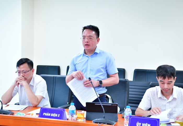 Thành viên Hội đồng nghiệm thu phát biểu.